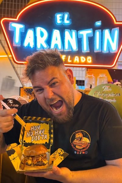 hombre comiendo hamburguesa restaurante el tarantin comida gourmet