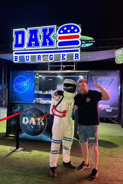 hombre con astronauta en dak burger restaurante comida evento ugc