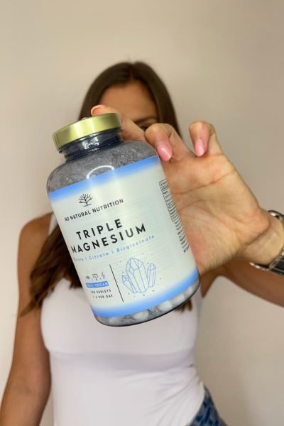 Creadora de contenido mostrando suplemento Triple Magnesium