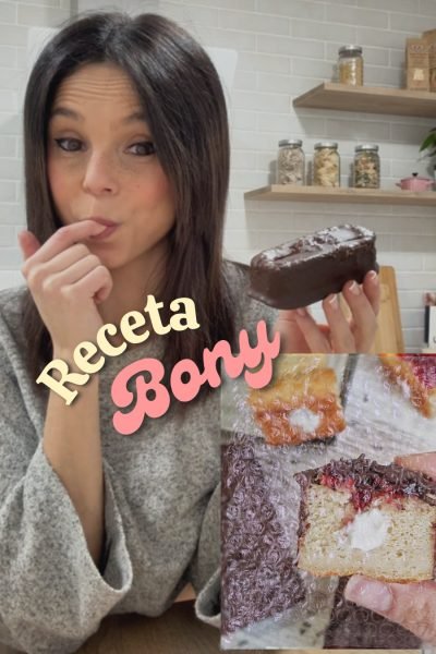 Ylenia Peláez preparando una receta casera en la cocina.