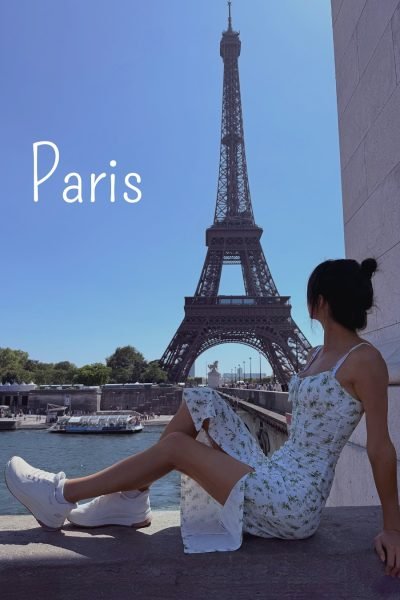 Ylenia Peláez frente a la Torre Eiffel, capturando un momento en París.