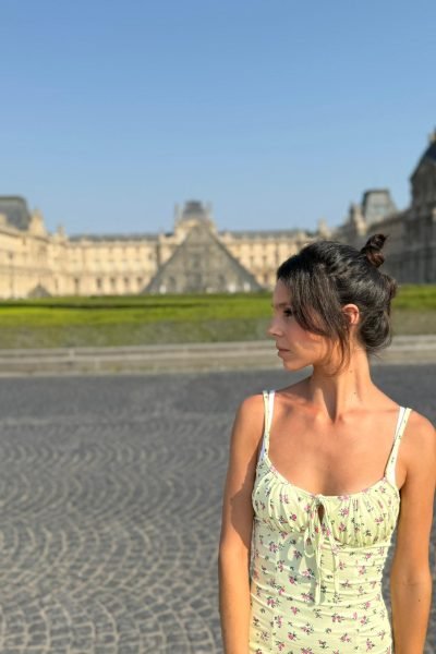 Ylenia Peláez mostrando su lado natural mientras posa frente a un paisaje.