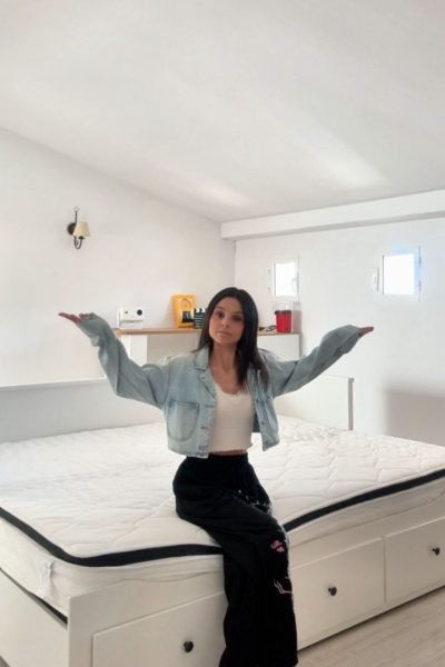Ylenia Peláez en su espacio personal, mostrando su rutina diaria.