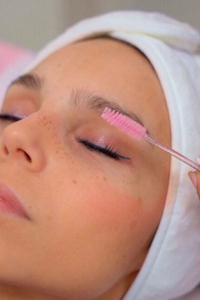 Ylenia Peláez mostrando productos de belleza en su rutina diaria.