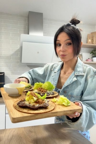 Ylenia Peláez preparando una receta casera en la cocina.