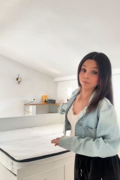 Ylenia Peláez sonriendo mientras disfruta de un momento de descanso.