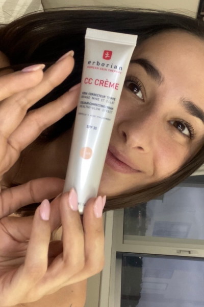 Aitana Nicolao mostrando la CC Crème de Erborian, creadora de contenido de lifestyle y beauty