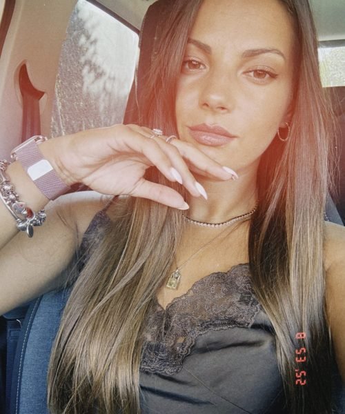 Alina Bucur influencer de belleza y lifestyle en Valencia posando en coche con look natural