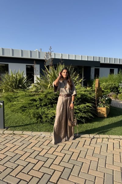 Alina Buecur UGC en un campo soleado, con un estilo chic