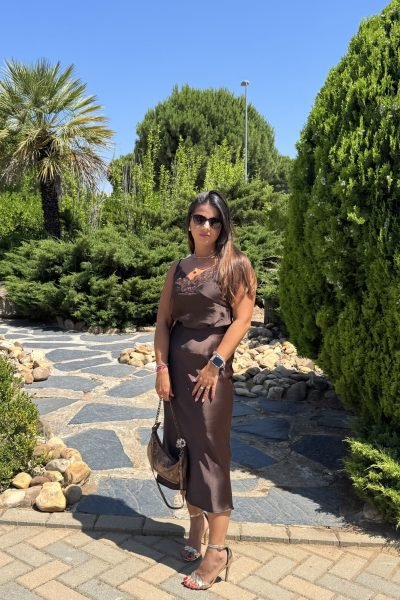 Alina Buecur UGC en un entorno natural, destacando su estilo sofisticado