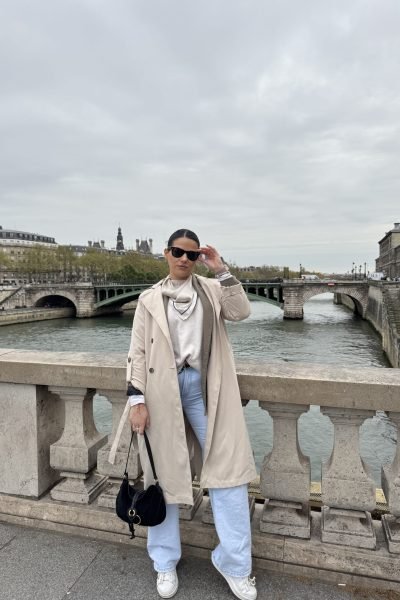 Alina Buecur UGC en París, luciendo un look elegante junto al río Sena