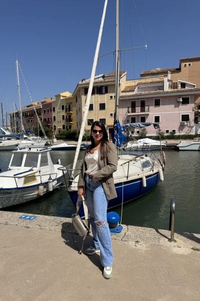 Alina Buecur UGC en un puerto mediterráneo, disfrutando del paisaje