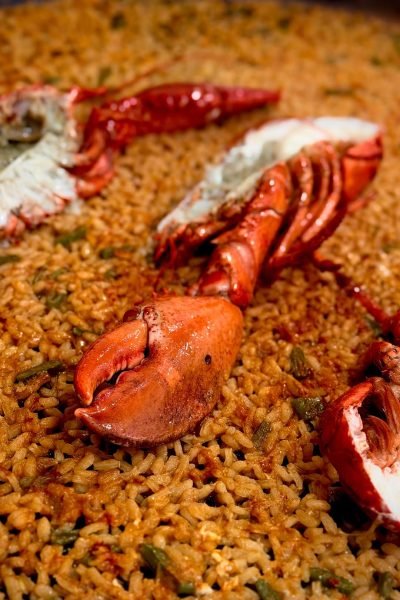 Paella de bogavante con arroz y verduras capturada por Ana Ayúcar, creadora de contenido foodie.