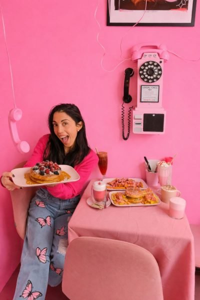 Ana Belén Valero disfrutando de un brunch en La Vie en Rose con pancakes, hamburguesas y bebidas, mostrando su estilo foodie y lifestyle.