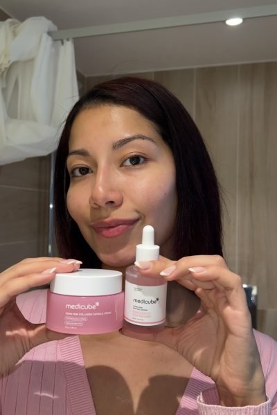 Andrea Panta mostrando crema y serum Medicube, creadora UGC promocionando productos de skincare
