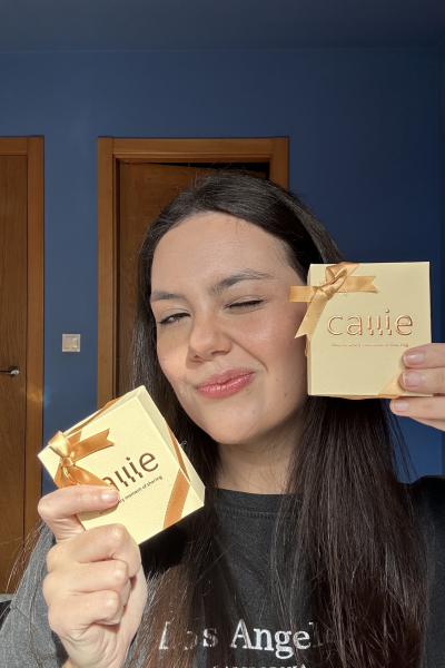 Andrea Suárez promocionando un producto en UGC