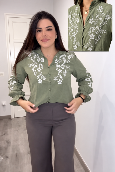 Laia Barruelo Blasco mostrando una blusa verde con bordados florales blancos en contenido de moda | Agencia Brilla Influencers.