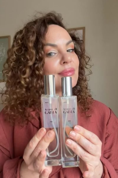 Beatriz Guijarro mostrando Aceite de Cabia para el cuidado del cabello y la piel.