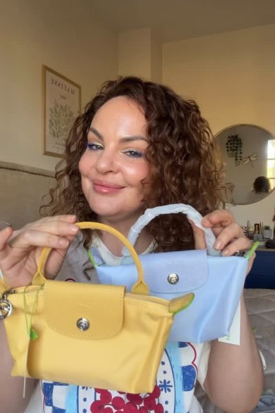 Beatriz Guijarro mostrando bolsos de moda amarillos y azules, con estilo y elegancia, destacando su contenido UGC de beauty y fashion.