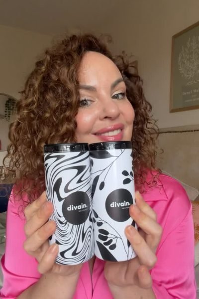Beatriz Guijarro mostrando perfumes Divain, creadora de contenido UGC de belleza.