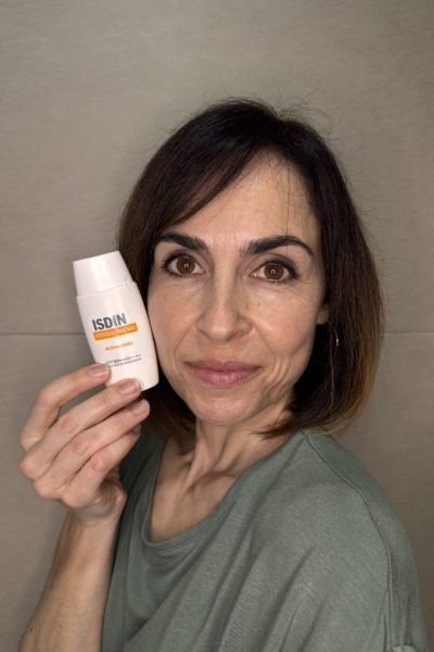 Carmina Gavila mostrando un producto de cuidado facial, creadora de contenido UGC de lifestyle y beauty.