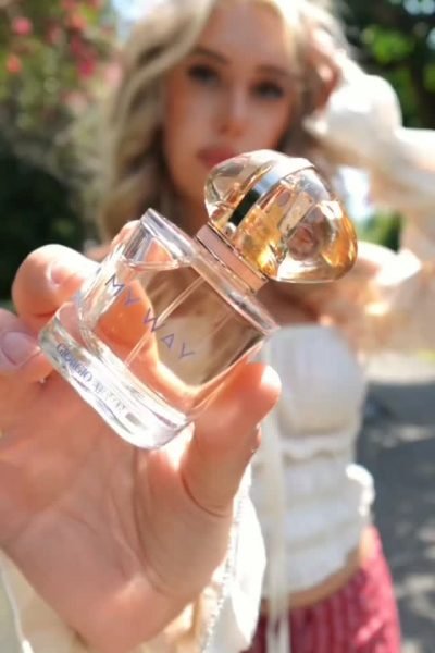 Creadora de contenido de belleza mostrando productos cosméticos en una campaña digital – Agencia Brilla.