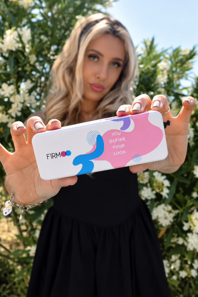 Creadora de contenido de moda y lifestyle posando en exteriores para campañas digitales – Agencia Brilla.
