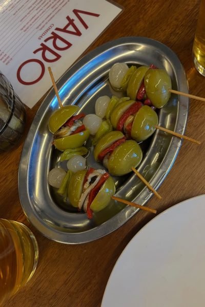 Aceitunas rellenas de pimientos y cebolla servidas en una bandeja de acero en el restaurante Varo, capturadas por Cristina Jiménez UGC.