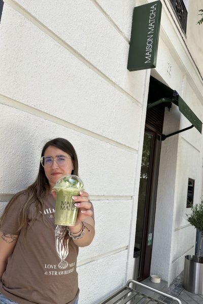 Esthela López sosteniendo un batido verde de Maison Matcha, mostrando el vaso frente a la cámara.