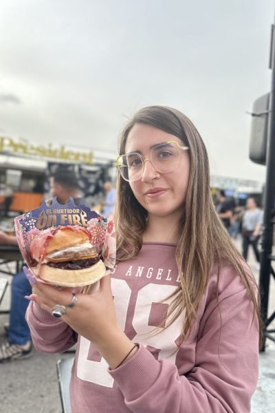 Esthela López disfrutando de una hamburguesa gourmet de El Surtidor On Fire