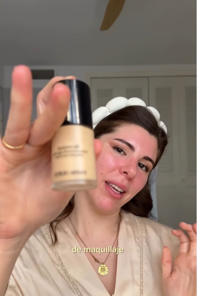 María Anaya, creadora UGC, mostrando un producto de maquillaje mientras realiza su rutina de belleza.
