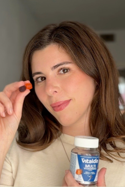 María Anaya, creadora UGC, mostrando vitaminas Vitaldin en una toma de estilo lifestyle.