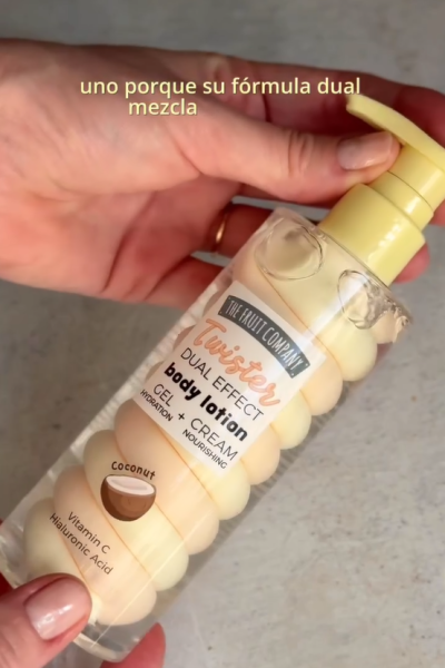 María Anaya, creadora UGC, mostrando crema corporal en su rutina de cuidado personal.