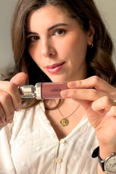 María Anaya, creadora UGC, mostrando un producto de maquillaje Kiko Milano en una toma cercana.