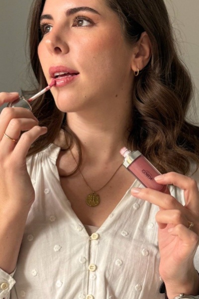 María Anaya, creadora UGC, aplicando maquillaje con un producto de belleza.
