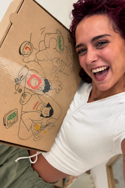 Yaiza Serna realizando un unboxing de producto con una expresión natural y cercana para contenido UGC en redes sociales | Agencia Brilla