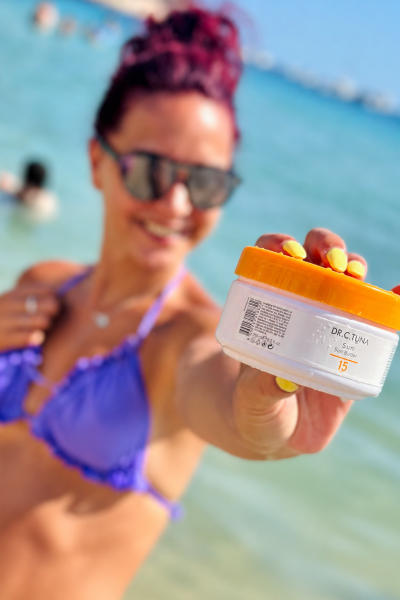 Yaiza Serna mostrando un producto solar durante un día de verano creando contenido UGC de belleza, skincare y cuidado personal | Agencia Brilla