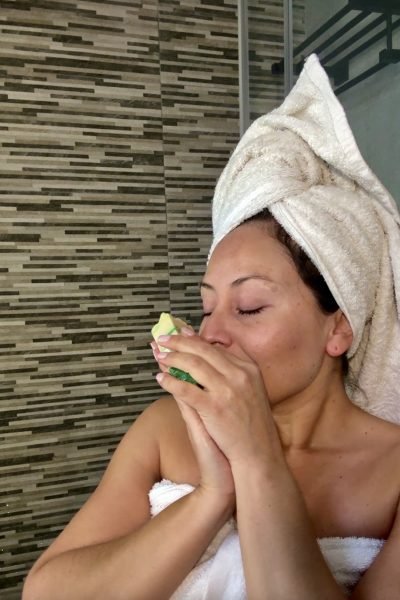 Creadora UGC Elizabeth Quel realizando contenido de bienestar y autocuidado para marcas de lifestyle y belleza | Agencia Brilla Influencers.