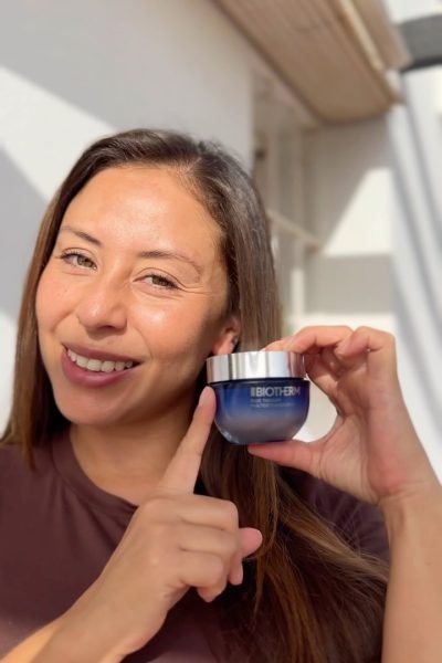 Creadora UGC Elizabeth Quel realizando una rutina de skincare con productos de belleza para campañas digitales | Agencia Brilla Influencers.