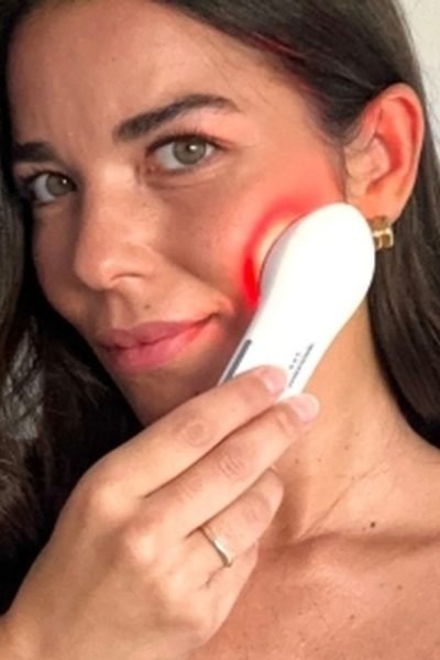 Creadora UGC Itzíar Palomar Cuadrado presentando productos de bienestar y belleza para campañas de marcas en redes sociales | Agencia Brilla Influencers.