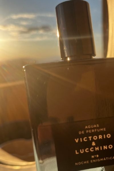 Perfume Victorio & Luchino Noche Enigmática con luz del atardecer de fondo.