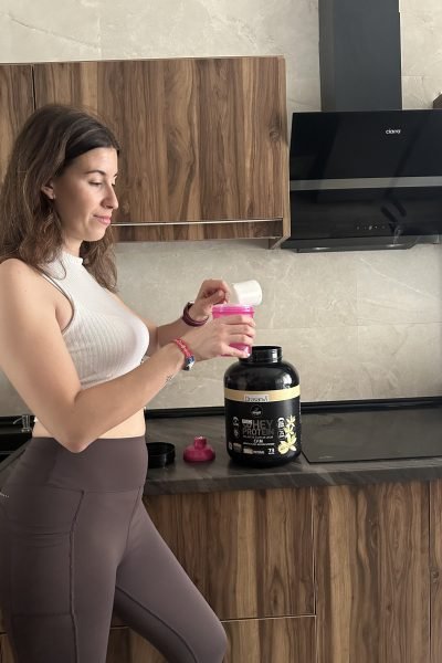 Maria Robles usando suplemento proteico whey protein en su cocina, contenido UGC de lifestyle y bienestar