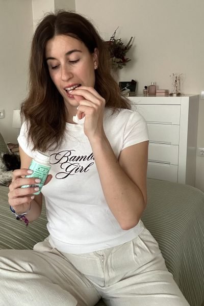 María Robles tomando suplemento, creadora de contenido beauty y lifestyle