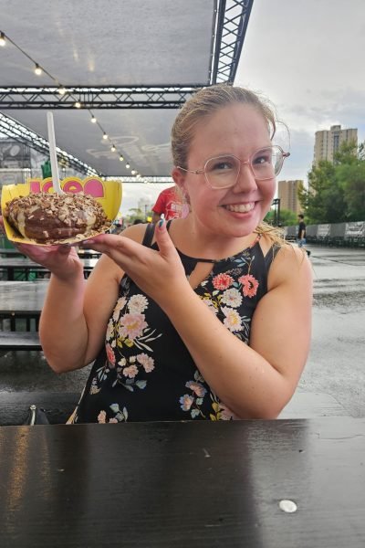 Marina García creadora foodie mostrando un plato de comida y bebida con una gran sonrisa