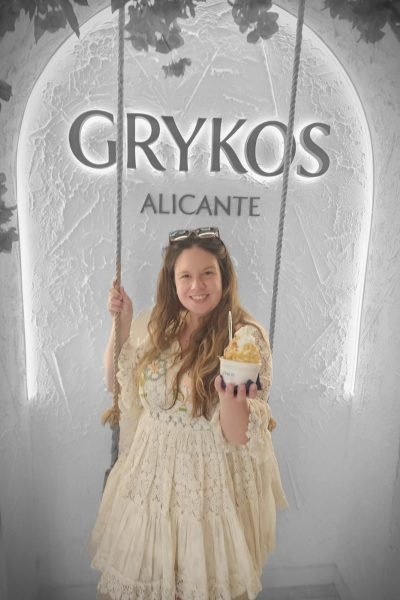 Marina García influencer foodie lifestyle mostrando un postre en el restaurante Grykos Alicante