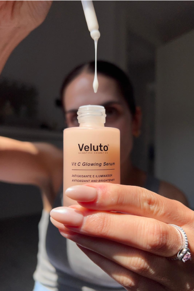 Marta Poza mostrando el serum Veluto Vit C Glowing Serum, un antioxidante e iluminador para el cuidado de la piel.
