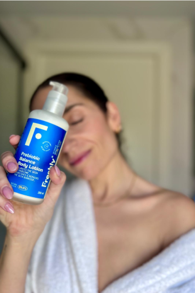 Marta Poza mostrando Prebiotic Balance Body Lotion para piel saludable y equilibrada