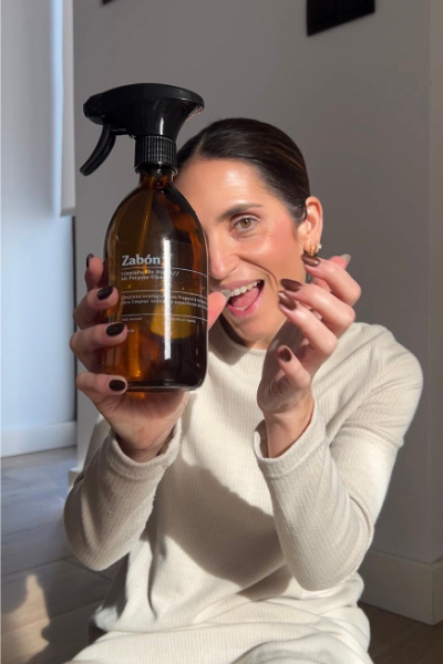 Marta Poza mostrando un limpiador multiusos ecológico, creadora de contenido UGC y experta en maternidad.