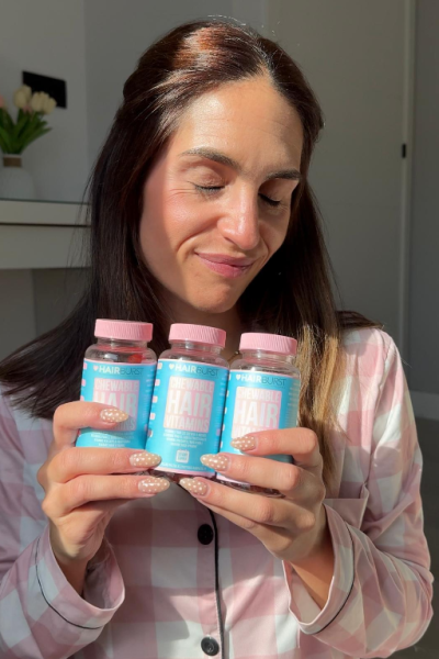 Marta Poza mostrando los suplementos Hair Burst para el cuidado del cabello