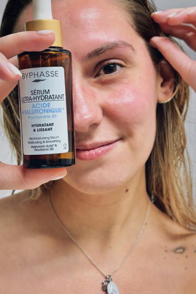 Nerea López mostrando el serum ultra-hidratante Byphasse con ácido hialurónico y provitamina B5, cuidado facial y belleza.